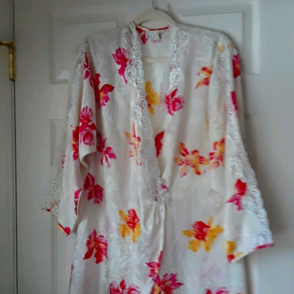 Josie Short Satin Cream Robe (L)